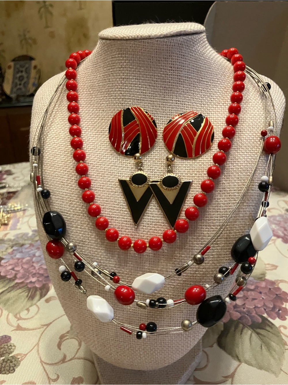 BUNDLE SALE 7 NECKLACES AND 2 PAIRS OF PIERCED EARRINGS. - Picture 8 of 13